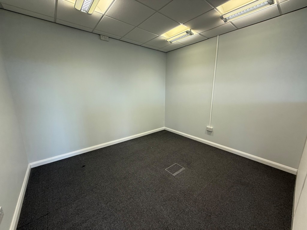 Lot: 51 - LEASEHOLD COMMERCIAL BUILDING WITH FOUR OFFICE SUITES - Private third carpeted office on upper floor